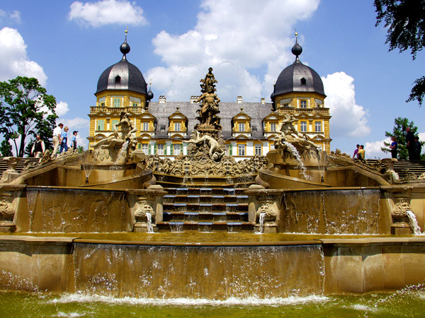 0003Wasserspiele vor Schloss Seehof