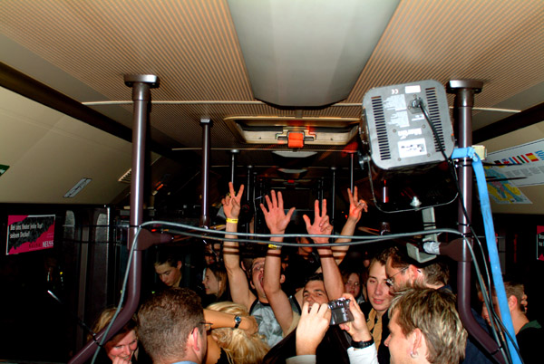 0219Bamberg jugendliche Feiern im Bus 2
