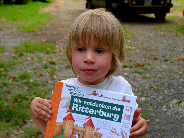 027310 Stolzer Junge