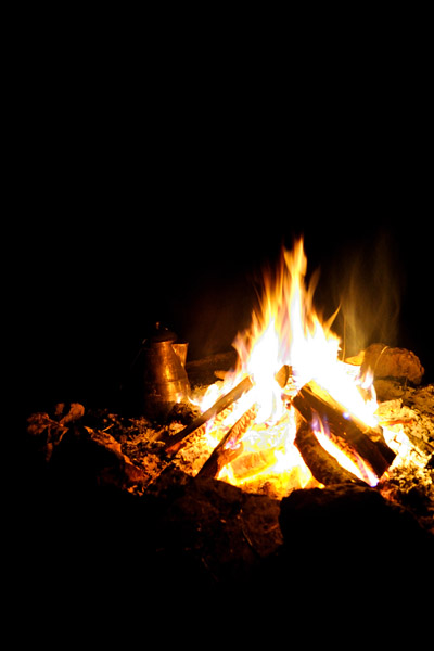 042071 Lagerfeuer mit Kaffeekanne