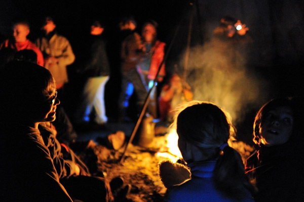 042168 Streitberg Schulkinder am Lagerfeuer