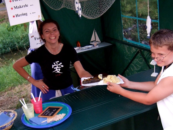0544Eine Makrele auf Fischfest