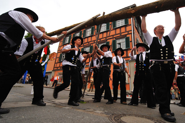 0549195 Aufstellung des Kirchweihbaums