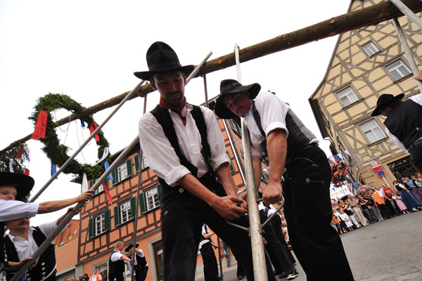 0551197 Aufstellung des Kirchweihbaums