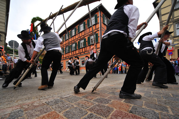 0552198 Aufstellung des Kirchweihbaums