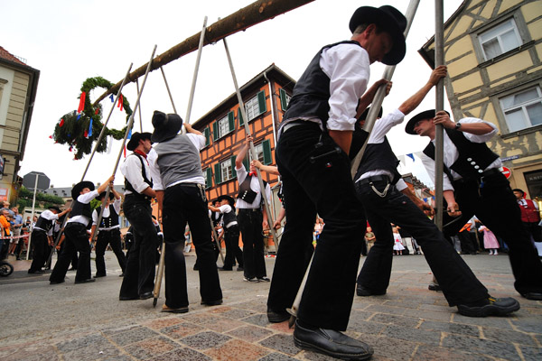 0553199 Aufstellung des Kirchweihbaums