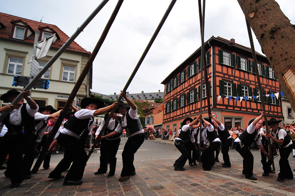 0554200 Aufstellung des Kirchweihbaums
