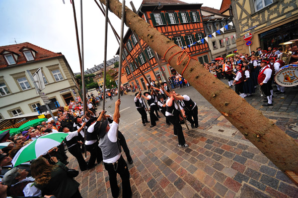 0555201 Aufstellung des Kirchweihbaums