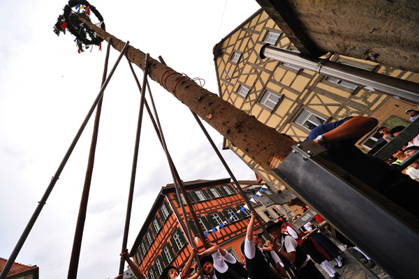 0556202 Aufstellung des Kirchweihbaums