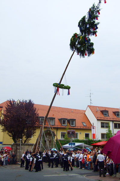 0557202-1 Aufstellung des Kirchweihbaums
