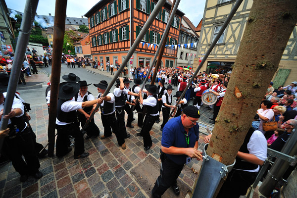 0558203 Aufstellung des Kirchweihbaums