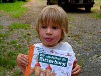 027310 Stolzer Junge