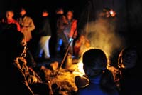 042168 Streitberg Schulkinder am Lagerfeuer