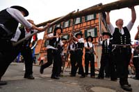 0549195 Aufstellung des Kirchweihbaums