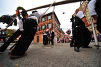 0550196 Aufstellung des Kirchweihbaums