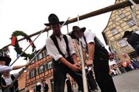 0551197 Aufstellung des Kirchweihbaums