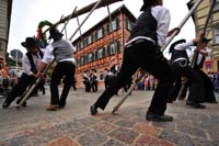 0552198 Aufstellung des Kirchweihbaums