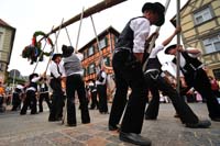 0553199 Aufstellung des Kirchweihbaums