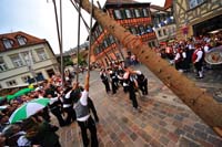 0555201 Aufstellung des Kirchweihbaums