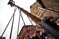 0556202 Aufstellung des Kirchweihbaums