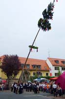 0557202-1 Aufstellung des Kirchweihbaums